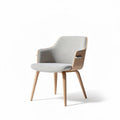 Chaise en bois clair avec coussin en tissu gris pour un confort quotidien
